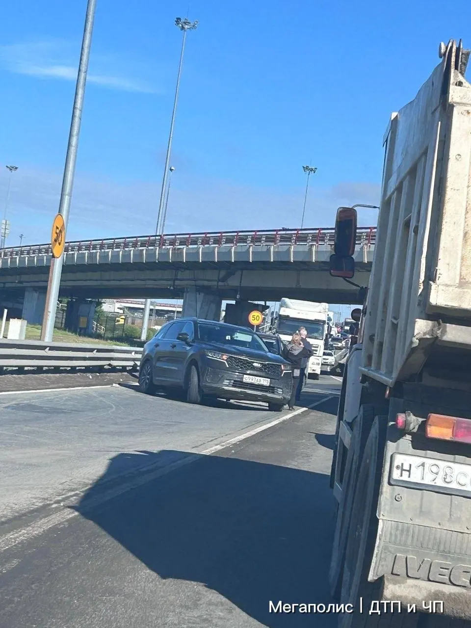 Под виадуком на развязке с КАД произошла авария: проезд по Таллинскому и Волхонскому шоссе серьёзно затруднён. Пробка растянулась примерно на 10 км, по словам очевидцев заторы длятся около 40 минут.