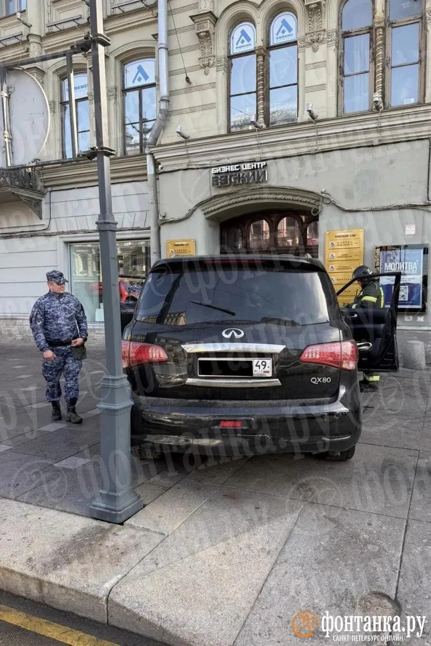 Ранним утром на пересечении улицы Марата и Невского проспекта автомобиль влетел в фасад дома. Водителя задержали, одного пассажира госпитализировали. Полиция выясняет обстоятельства аварии.
