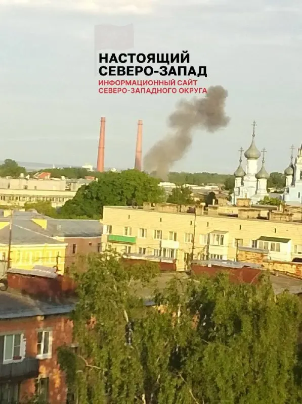 В Кронштадте и Ломоносове произошли пожары в результате ночной атаки беспилотников; губернатор Ленобласти сообщил о 72 сбитых аппаратах, над Петербургом наблюдают задымление.