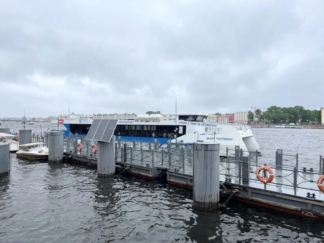 Скоростные катамараны до Петергофа теперь отправляются также с пристани на Адмиралтейской набережной, 10. Перечислены другие причалы и варианты посадки; бронирование прогулок доступно через приложение «Яндекс Go».