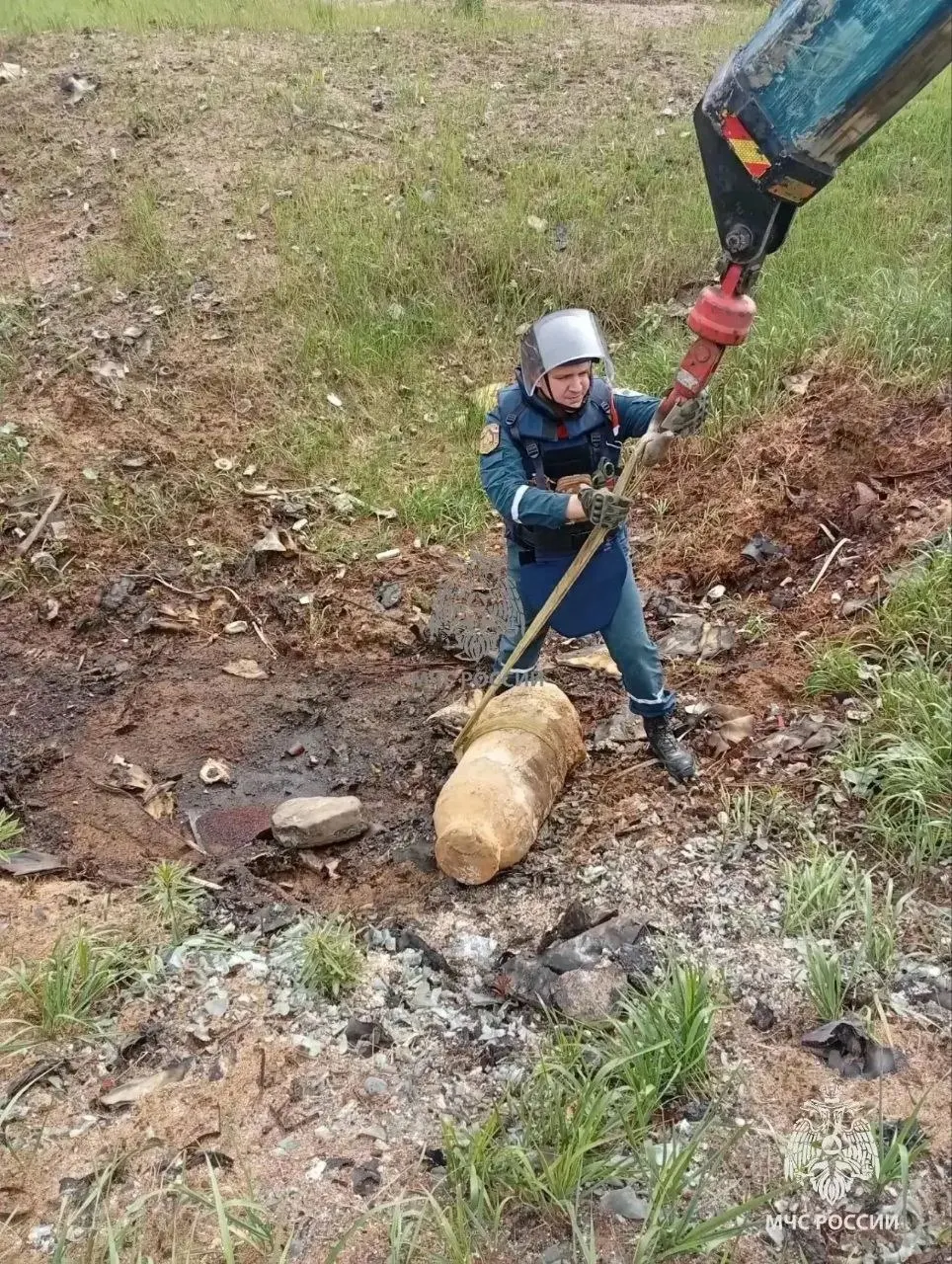 Во Всеволожском районе нашли боеприпас ФАБ‑250. Взрывотехники вывезли и уничтожили опасный снаряд.