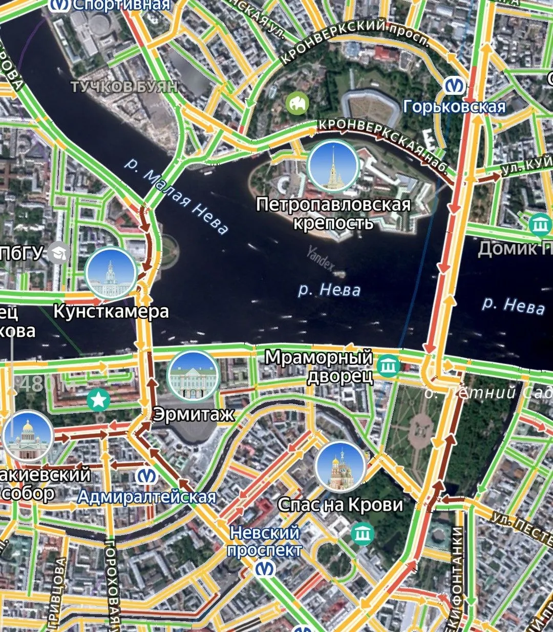 Дворцовый и Литейный мосты в Санкт-Петербурге закрыты. Из‑за этого набережные Невы и Троицкий мост испытывают серьёзные заторы.