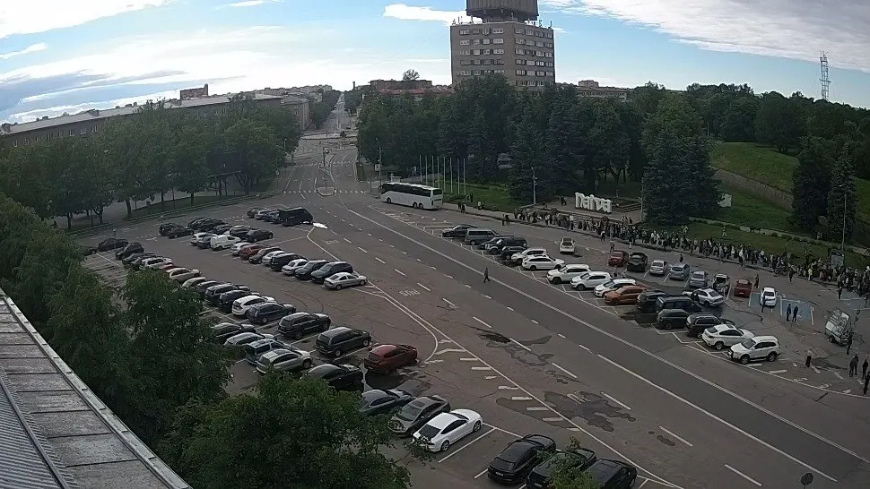 Перед длинными выходными в Нарве на эстонско-российской границе сформировалась длинная очередь: прохождение может занимать до 15 часов. Петербургская таможня обещает привлечь дополнительных сотрудников, эстонские пограничники после праздников перейдут на ночной режим.