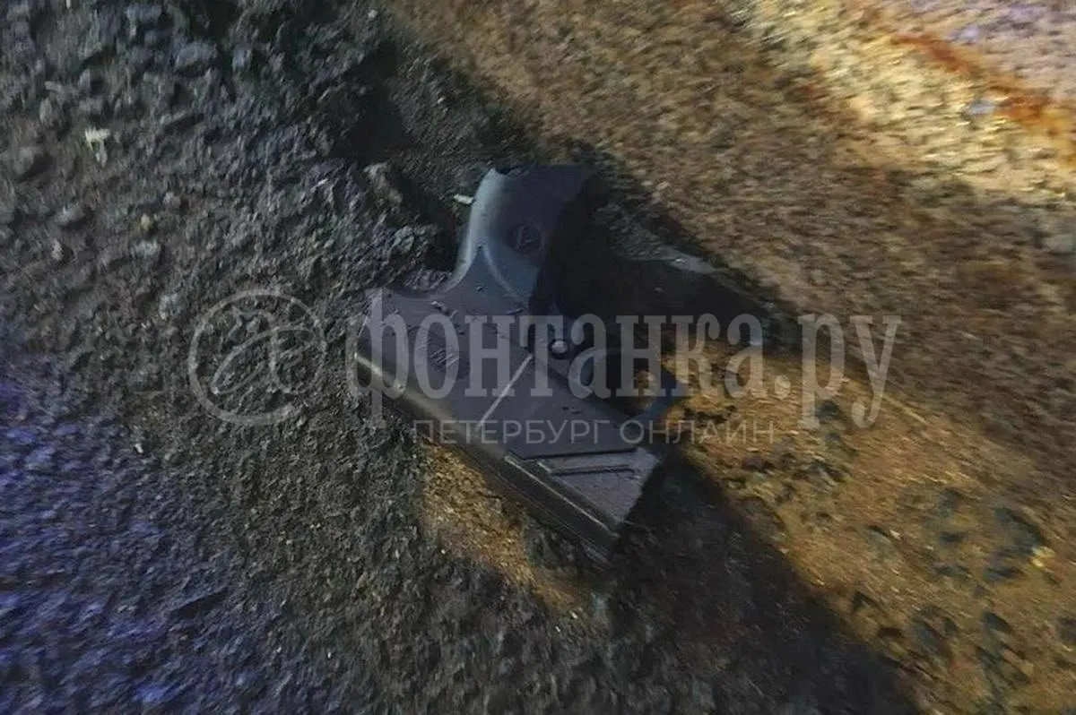 Около часа ночи у дома №3 на Графском переулке конфликт между приезжими и местными перерос в драку; один из участников выстрелил из сигнального пистолета. Два наряда Росгвардии пресекли происшествие, всех участников отправили в отделение для разбирательства.