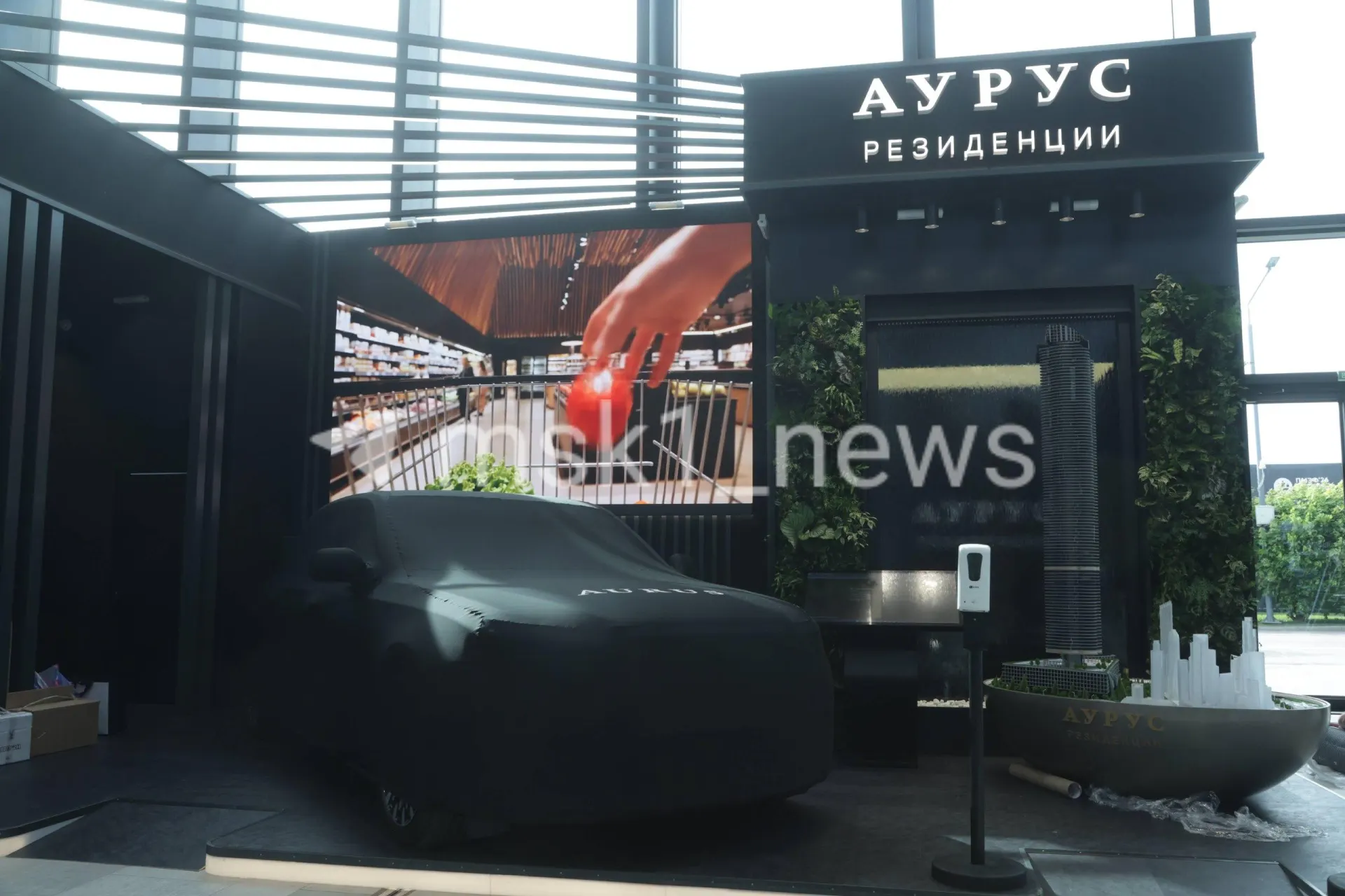 Aurus готовит две новые модели — Senat и удлинённый Senat Long. Senat ранее показывали на инаугурации 2024 года, а Senat Long демонстрируют впервые; официальная презентация состоится на ПМЭФ‑2026.