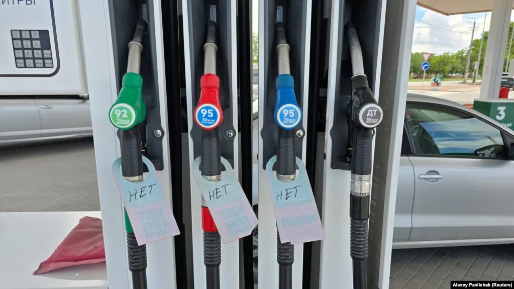Из‑за дефицита топлива правительство подготовило проект, позволяющий выпуск и импорт топлива с пониженным экологическим классом («Евро‑2»–«Евро‑4») до июля 2027 года.