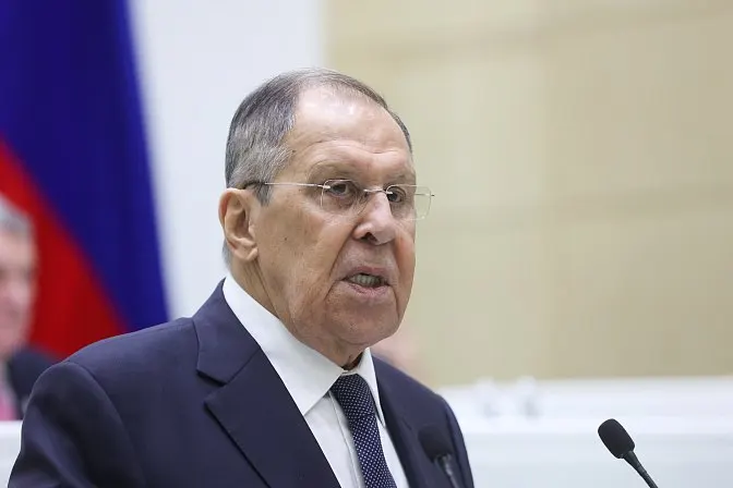 Глава МИД РФ заявил, что членство в Евразийском экономическом союзе и в Евросоюзе взаимоисключающе; от выбора зависят тарифная политика и фитосанитарные правила. Ранее Москва вызывала посла Армении, а Россельхознадзор ввёл бессрочные ограничения на ввоз части армянской продукции.