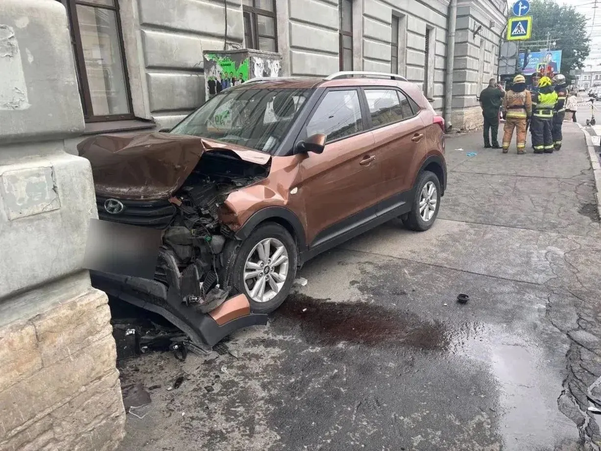 В Санкт‑Петербурге водитель Hyundai Creta выехал на тротуар и наехал на двух мужчин 25 лет: один госпитализирован в тяжёлом состоянии, второй получил лёгкие травмы. Водитель доставлен в медицинское учреждение в состоянии клинической смерти, его личность устанавливается.