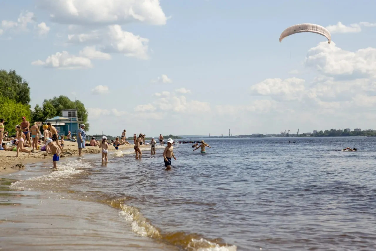 Пробу воды взяли на 24 пляжах в 9 акваториях. По результатам анализов безопасными для купания признаны четыре водоёма.