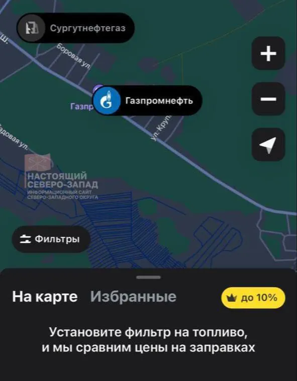 В Приозерске временно приостановила работу автозаправка «Сургутнефтегаз» на улице Чапаева — местные жители связывают это с отсутствием бензина; в Санкт-Петербурге также фиксируют дефицит АИ‑92 и АИ‑95.