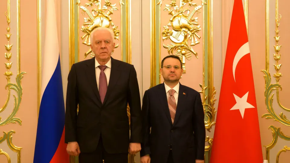 Генпрокуратура РФ объявила о подписании с Турцией документа на Петербургском международном юридическом форуме, который предусматривает синхронизацию правовых подходов к экстрадиции и совместный анализ регулирования искусственного интеллекта.