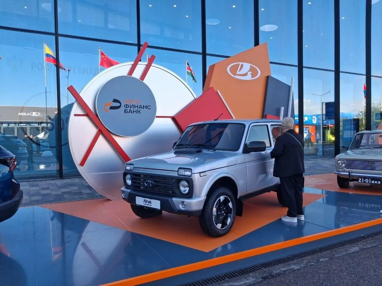 На Петербургском экономическом форуме представили обновлённую Lada Niva Legend — внешне она почти не изменилась по сравнению с текущей моделью и отличается от недавнего концепта из патентной базы. На форуме также показали обновлённые «Аурусы» и Volga K50.