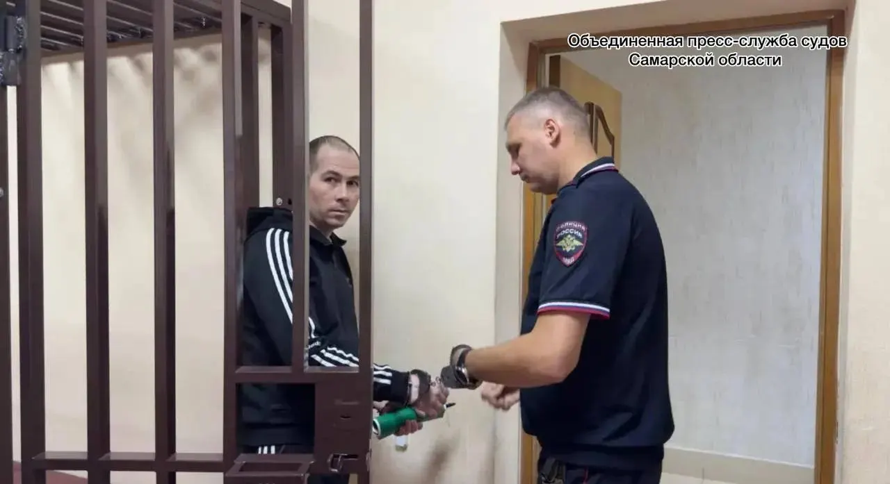 Самарский районный суд приговорил одного из участников преступного сообщества к 4 годам 6 месяцам лишения свободы. Потерпевшая — 71‑летняя экс‑чиновница Ольга Серова — потеряла более 421 млн рублей; судьба остальных обвиняемых ещё решается.