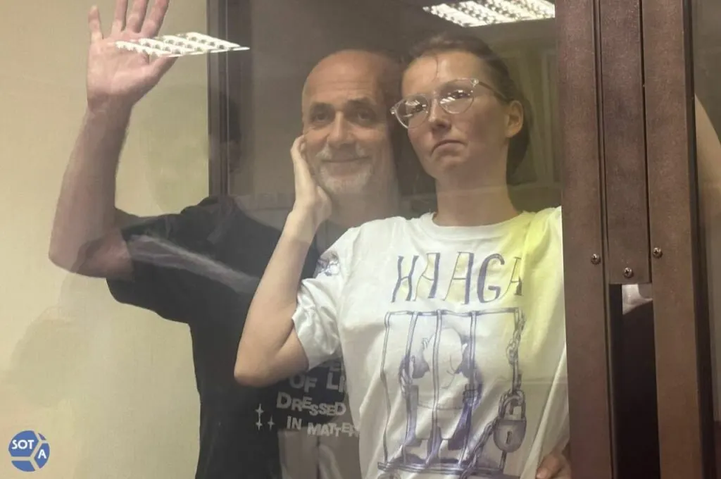 Анастасия Дюдяева, осуждённая по делу об антивоенных открытках, провела пять суток в штрафном изоляторе карельской колонии‑поселения №4 «Верхний». По сведениям её поддержки, это случилось после спора с фельдшером об отсутствии бензина в регионе.