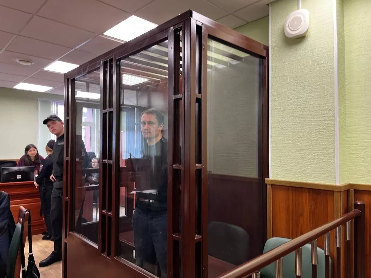 Фрунзенский суд Петербурга признал 48‑летнего мужчину виновным в распространении ложной информации об армии; ему назначили пять лет колонии общего режима и запрет администрировать сайты на два года.
