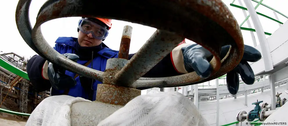 Утром беспилотники нанесли удар по Уфимскому нефтеперерабатывающему комплексу: по данным властей, пострадали два крупных завода, горели установки первичной переработки; в ряде регионов ввели ограничения на продажу топлива.