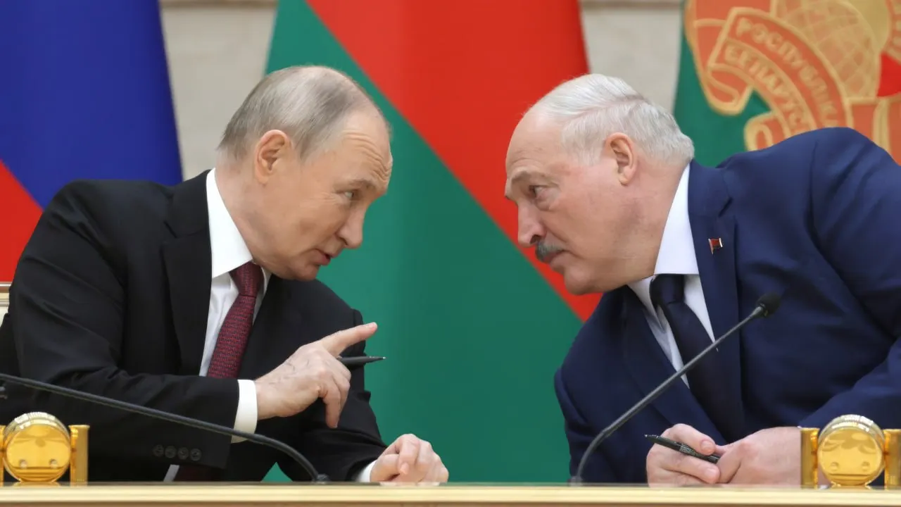26 июня в резиденции на Валдае прошла закрытая встреча Владимира Путина и Александра Лукашенко. Официальных заявлений не было — обсуждали региональную безопасность, торгово‑экономическое взаимодействие и ситуацию у белорусско‑украинской границы.