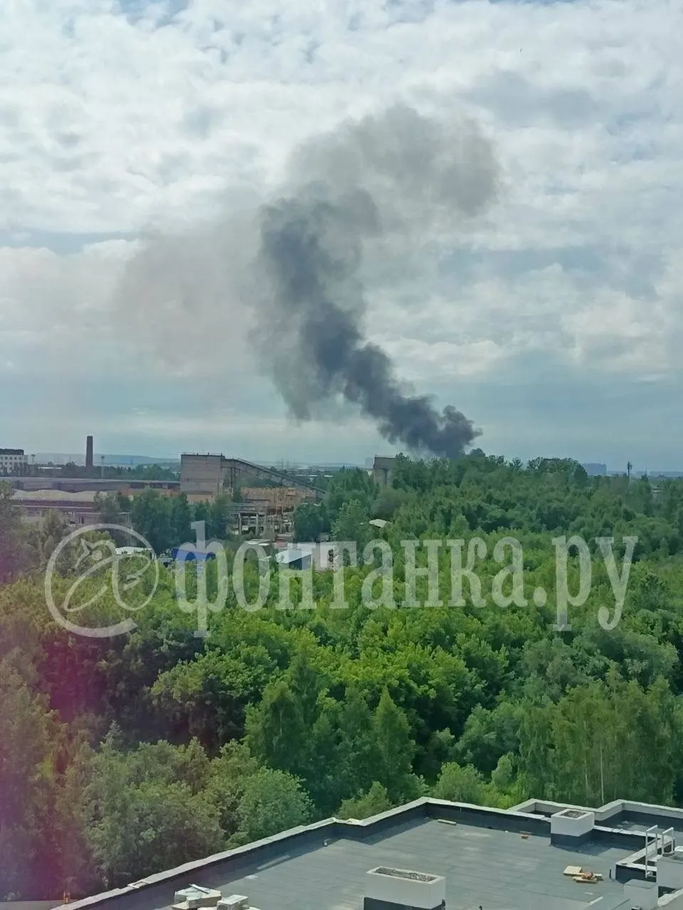 В производственном здании размером 20×25 м в Невском районе вспыхнул пожар. Сообщение поступило в 14:21, к тушению привлечены 5 единиц техники и 25 человек, площадь пожара уточняется, пострадавших не зафиксировано.