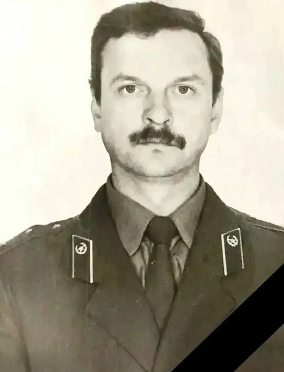 Водитель пожарно-спасательной части №47, ветеран Вячеслав Чупахин скончался 6 июня на территории предприятия в Большой Ижоре. Обстоятельства гибели не раскрываются; прощание состоится 10 июня.