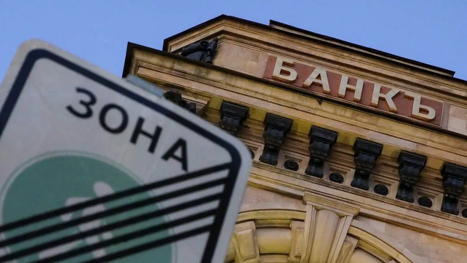 Еврокомиссия планирует включить в 21-й пакет санкций 90 российских банков и ряд финансовых и криптоплатформ за работу с подсанкционными клиентами; часть кредитных учреждений получит полный запрет на операции с лицами из ЕС.