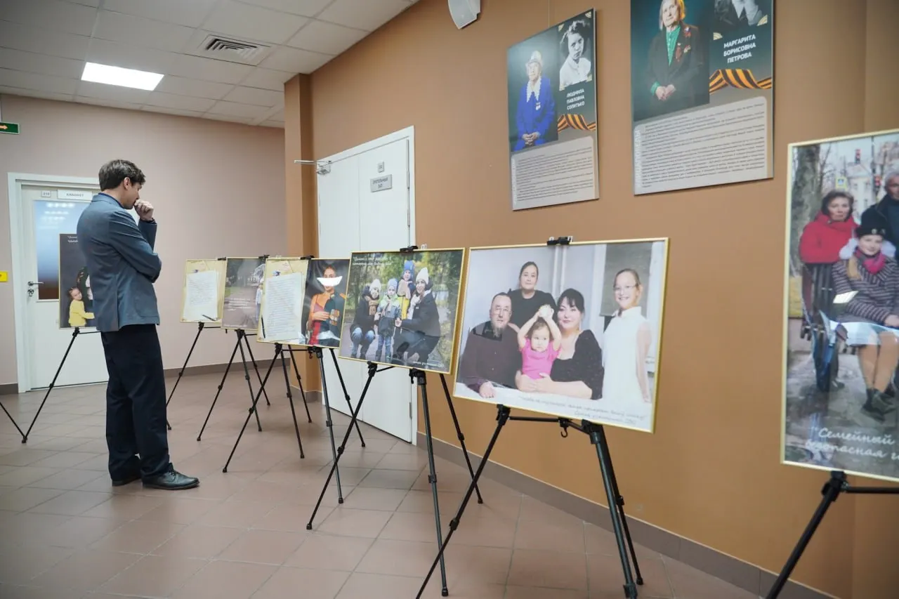 Сотрудников муниципальных учреждений направляют на выставки в домах культуры и библиотеках; некоторых фотографируют или просят прислать фото. По словам собеседников, это может быть связано с проверкой систем распознавания лиц перед выборами.