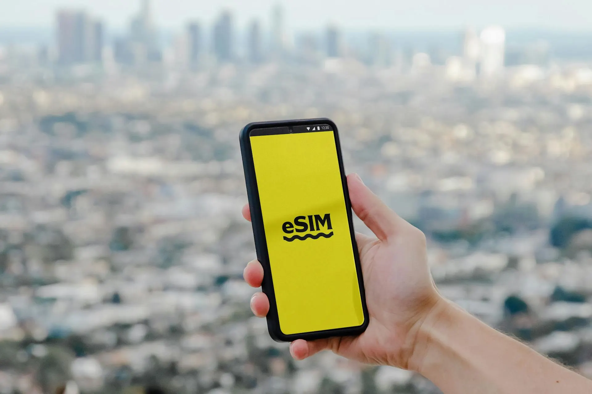 Власти рассматривают запрет на регистрацию иностранных eSIM и ужесточение правил для М2М‑сим‑карт: планируется дополнительная идентификация, отключение голосовых вызовов и SMS. Меры объясняют борьбой с мошенничеством, окончательное решение ещё не принято.