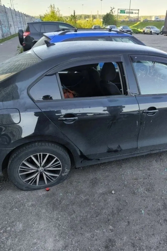 Во дворе на Чарушинской улице мужчина проколол четыре колеса и разбил стекло автомобиля бывшей, оставив на лобовом признание в чувствах. Злоумышленника задержали; у него есть прошлые судимости по тяжким статьям.