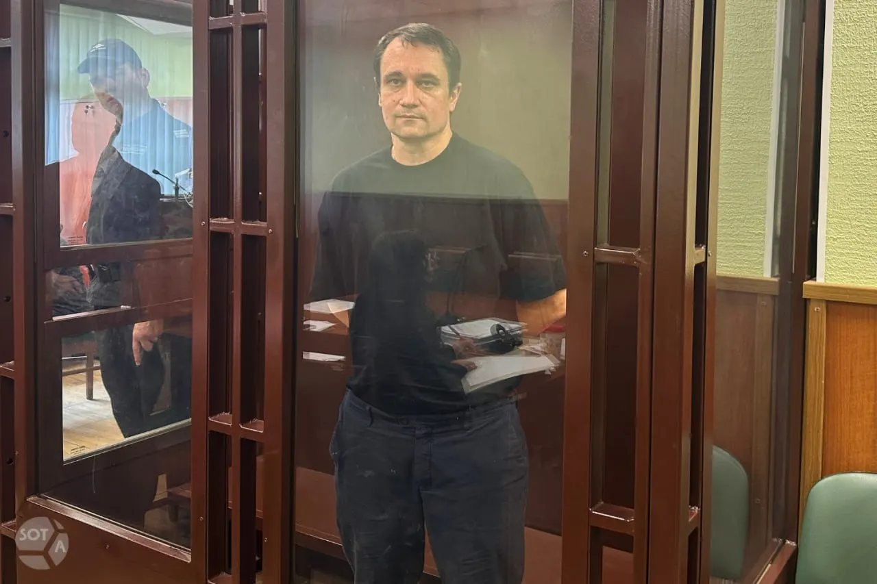 Фрунзенский районный суд Санкт‑Петербурга признал виновным бывшего заместителя начальника отдела Росреестра и назначил ему пять лет колонии по статье о распространении «фейков» об армии. Обвинение просило восьмилетний срок.