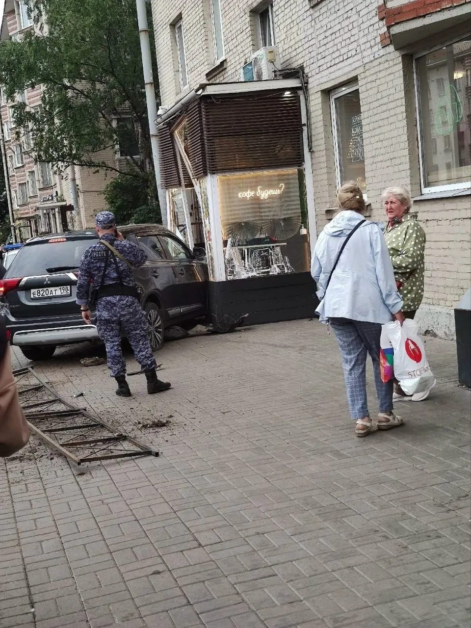 На месте происшествия работают скорая помощь и полиция. Обстоятельства аварии и данные о пострадавших уточняются.