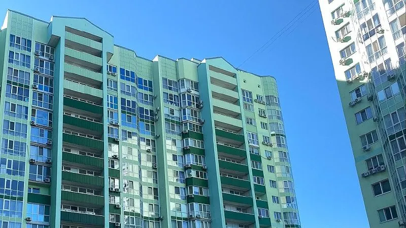 Средняя цена квартиры в новостройках в Саратове в мае снизилась на 0,8% — до 6,4 млн ₽; по стране средняя стоимость упала на 0,1%, до 8,3 млн ₽. Квадратный метр в Саратове подешевел на 0,1%, до 115 950 ₽.