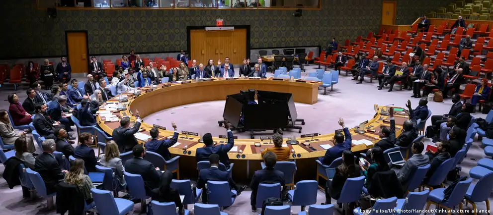 Украина просит Совет Безопасности созвать срочное заседание 8 июня в ответ на новую волну ударов России; в Киеве призывают усилить международное давление, тогда как Кремль отказывается от немедленной встречи.