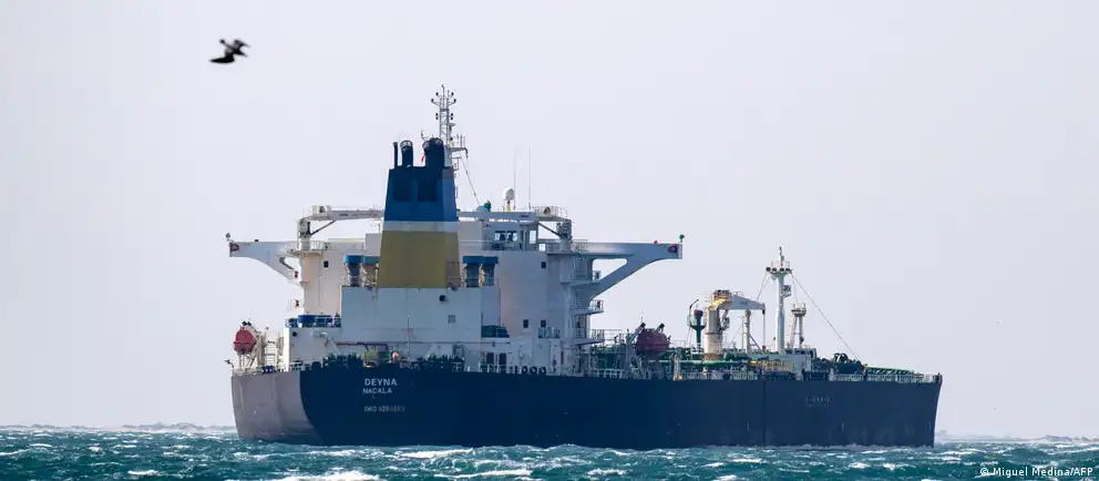 Эстонские пограничники зафиксировали вооружение на российском газовозе в Балтийском море. Эксперты связывают установку пулемётов с риском атак беспилотников и ростом мер безопасности на коммерческих судах.