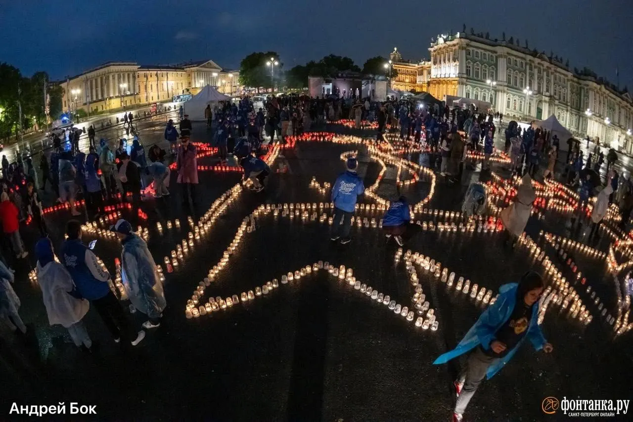 В ночь с 21 на 22 июня на Дворцовой площади добровольцы выложат из 120 тысяч свечей живые картины в память о жертвах Великой Отечественной войны. Также пройдут возложения венков на мемориальных кладбищах и Всероссийская минута молчания.