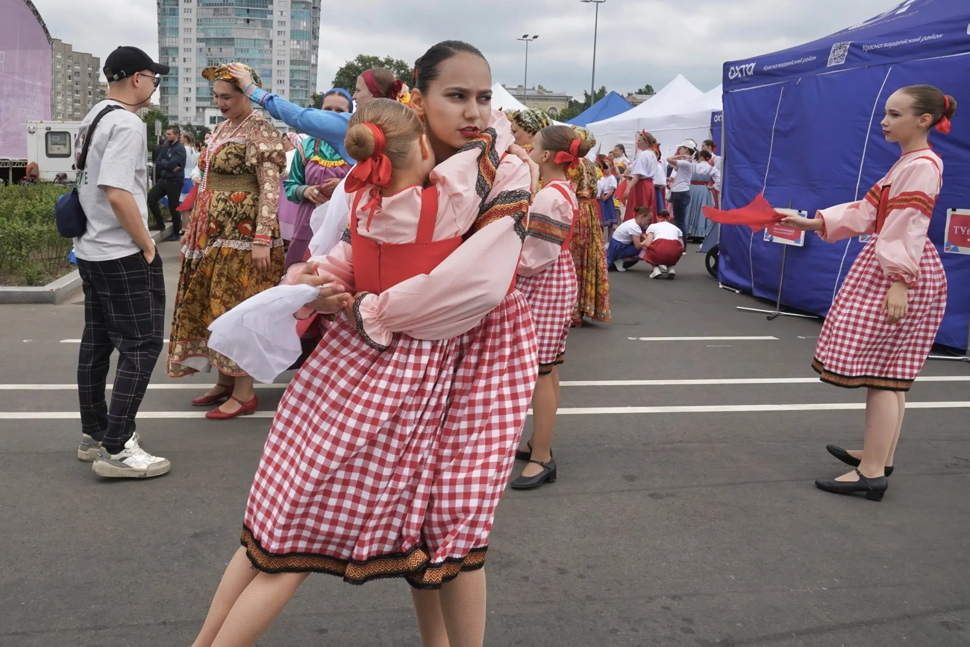 Ежегодный танцевальный фестиваль в честь Дня России в этом году посвятили рекам страны. В Петербурге празднование прошло на Свердловской набережной; мероприятие состоялось более чем в 30 городах.