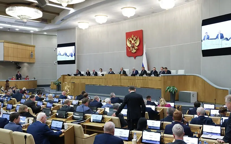 Госдума приняла закон, вводящий штрафы для владельцев сайтов за использование зарубежных способов авторизации и требующий внедрить российские сервисы и номера телефонов. Приведены суммы штрафов и итоги голосований во втором и третьем чтениях.