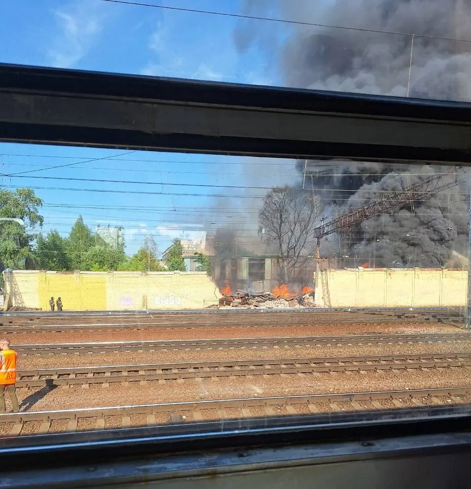После взрыва и пожара на складе рядом с Финляндским вокзалом в центре Санкт-Петербурга обнаружили тела четырёх человек; двое пострадавших госпитализированы. Следственные органы возбудили уголовное дело.