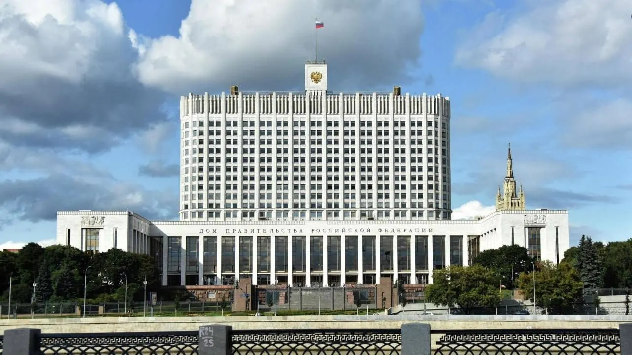 В Госдуму внесён законопроект о полной или частичной компенсации утильсбора для семей с тремя и более детьми. Правительство раскритиковало инициативу, указав на дополнительные бюджетные расходы и отсутствие источников финансирования.