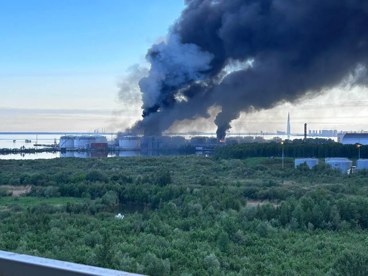 На территории нефтяного терминала в Кировском районе Санкт‑Петербурга произошёл пожар — в сети появились кадры с места происшествия.