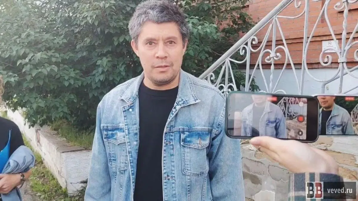 Болтачев был задержан на работе и арестован по статье о «мелком хулиганстве». Он связывает преследование с намерением баллотироваться в заксобрание Свердловской области.