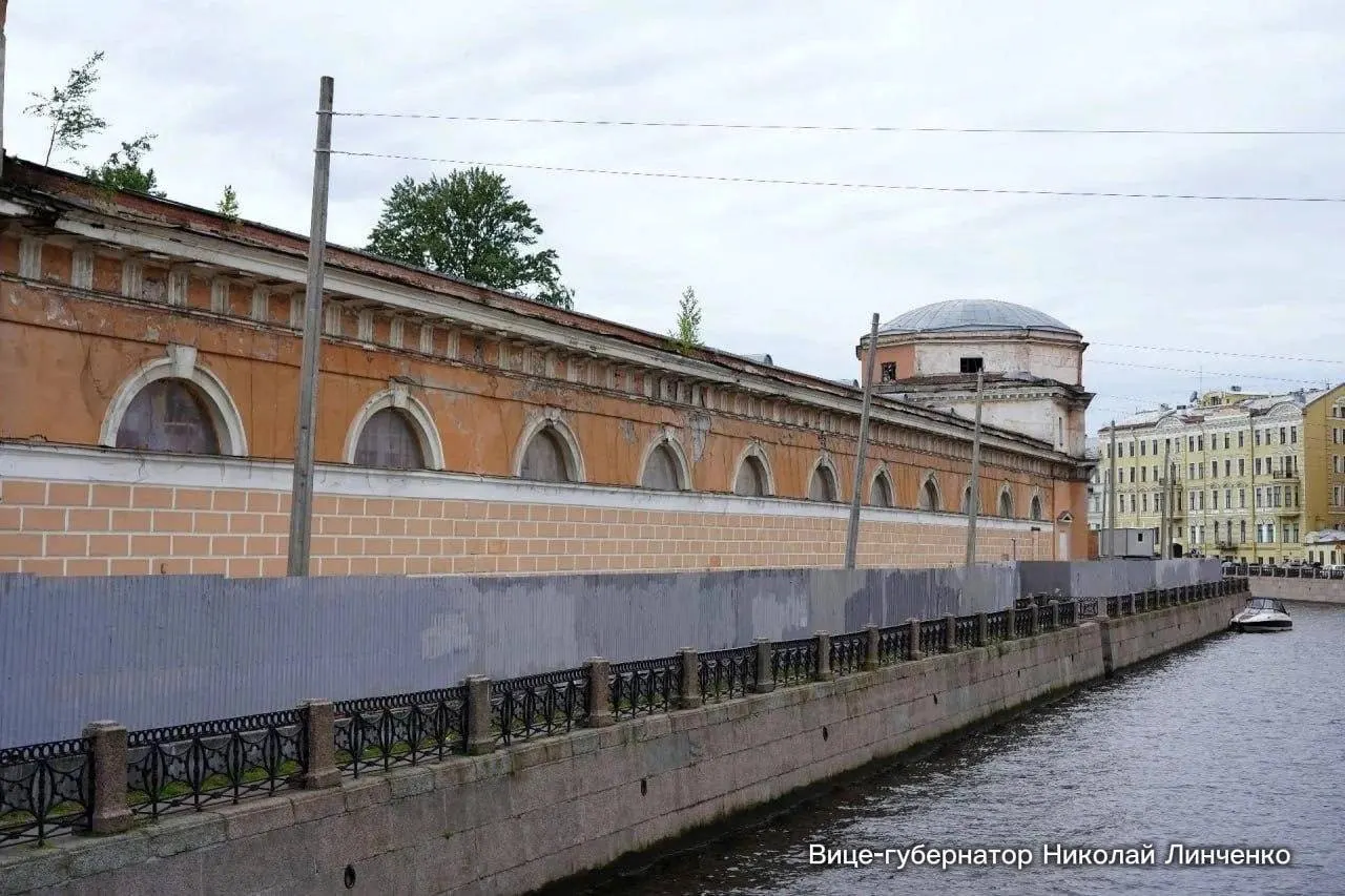 В Санкт-Петербурге стартовали работы по восстановлению Конюшенного ведомства. Завершить реставрацию планируют к 2031 году; в здании обещают организовать культурное пространство.