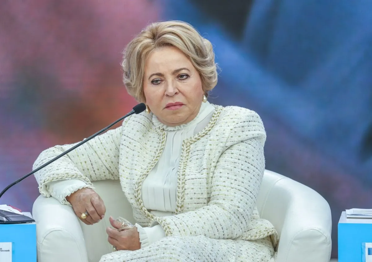 На ПМЭФ спикер Совета Федерации Валентина Матвиенко заявила, что мерилом успеха должна стать численность семьи, а не материальные достижения. При этом у неё самого — один сын, ранее занимавший высокие должности в банковской сфере.