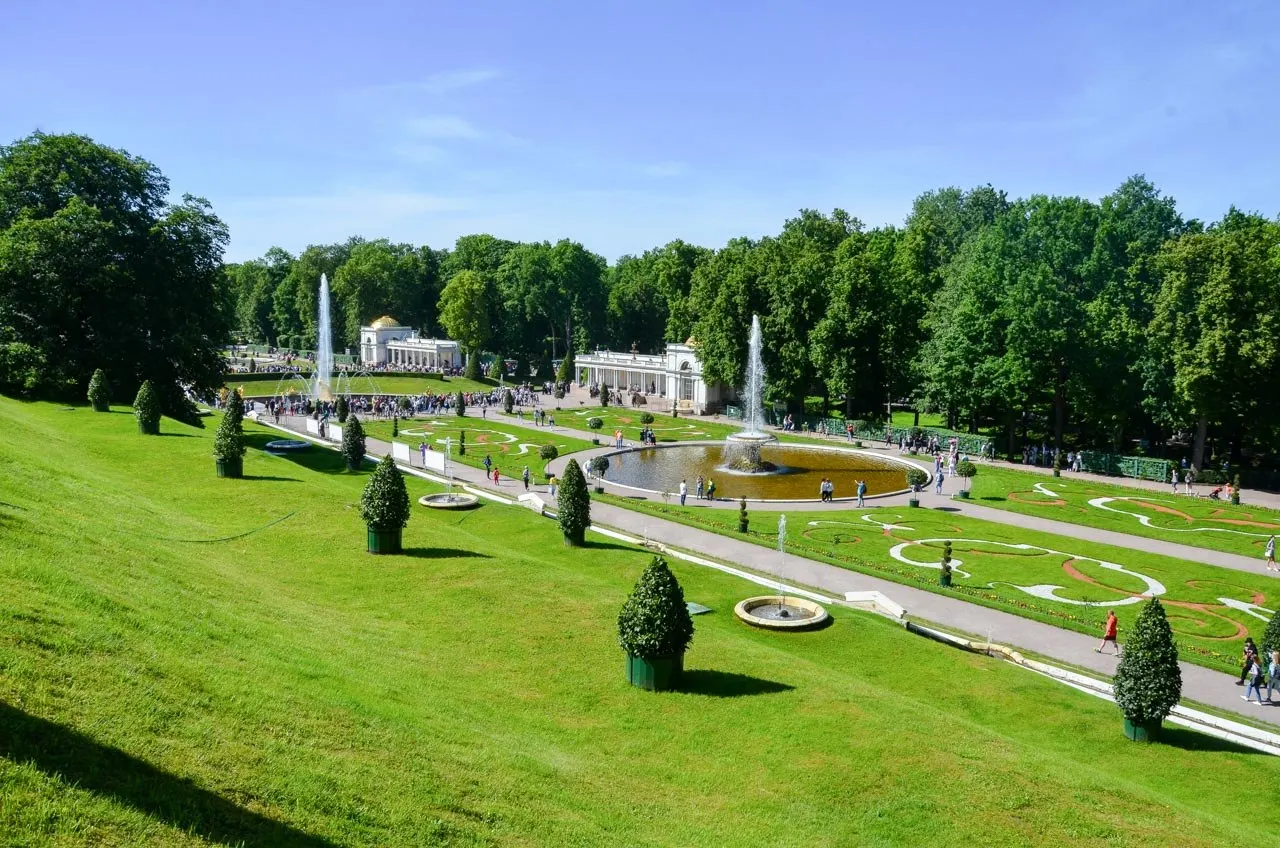 Температура в Санкт-Петербурге будет на 3–4° выше нормы — до +23…+25°C; в Ленобласти — до +21…+26°C. Переменная облачность, дождь возможен лишь кратковременно во вторник.