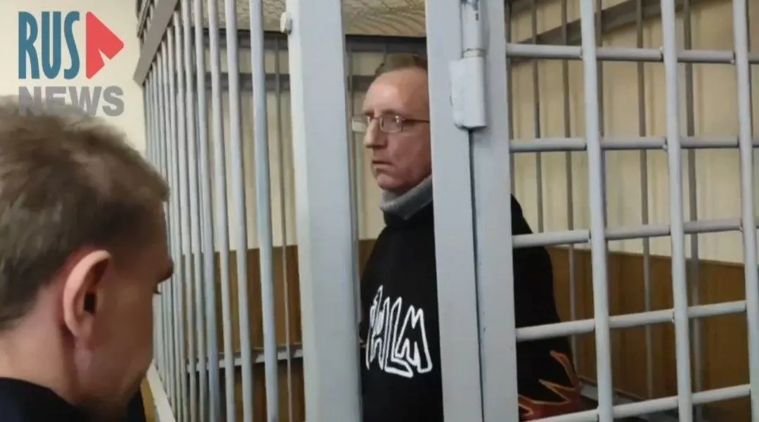 Группа поддержки сообщает о повторных обмороках: у Богмута зафиксирован повышенный уровень сахара, обещали взять венозный анализ, но эндокринолог пока не осматривал его.