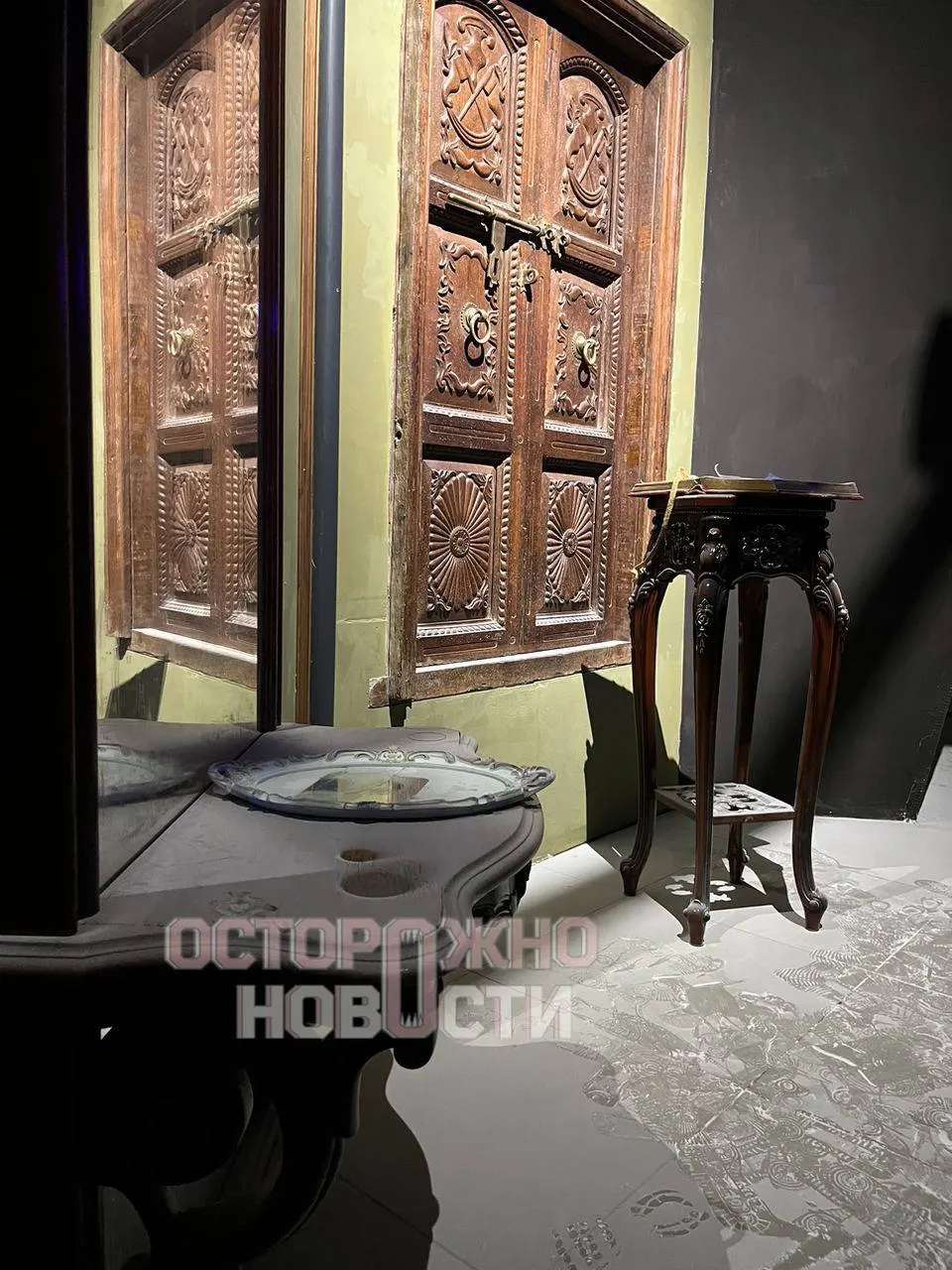 В ТРК «Питерленд» в Санкт‑Петербурге несколько человек сорвали огнетушитель и распылили его в выставочном зале. Посетителей эвакуировали, злоумышленников задержали и оштрафовали; ущерб оценён примерно в 500 тысяч рублей.