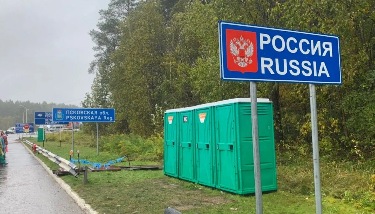 В 21-м пакете санкций Европейского союза предлагают ввести полный визовый запрет для тех, кто служил в российских ВС или прокси‑формированиях с начала полномасштабного вторжения в Украину. Правозащитники и проекты, помогающие эмигрантам, указывают на нерешённые вопросы применения таких мер к срочникам, дезертирам и массовому учёту участников конфликта.
