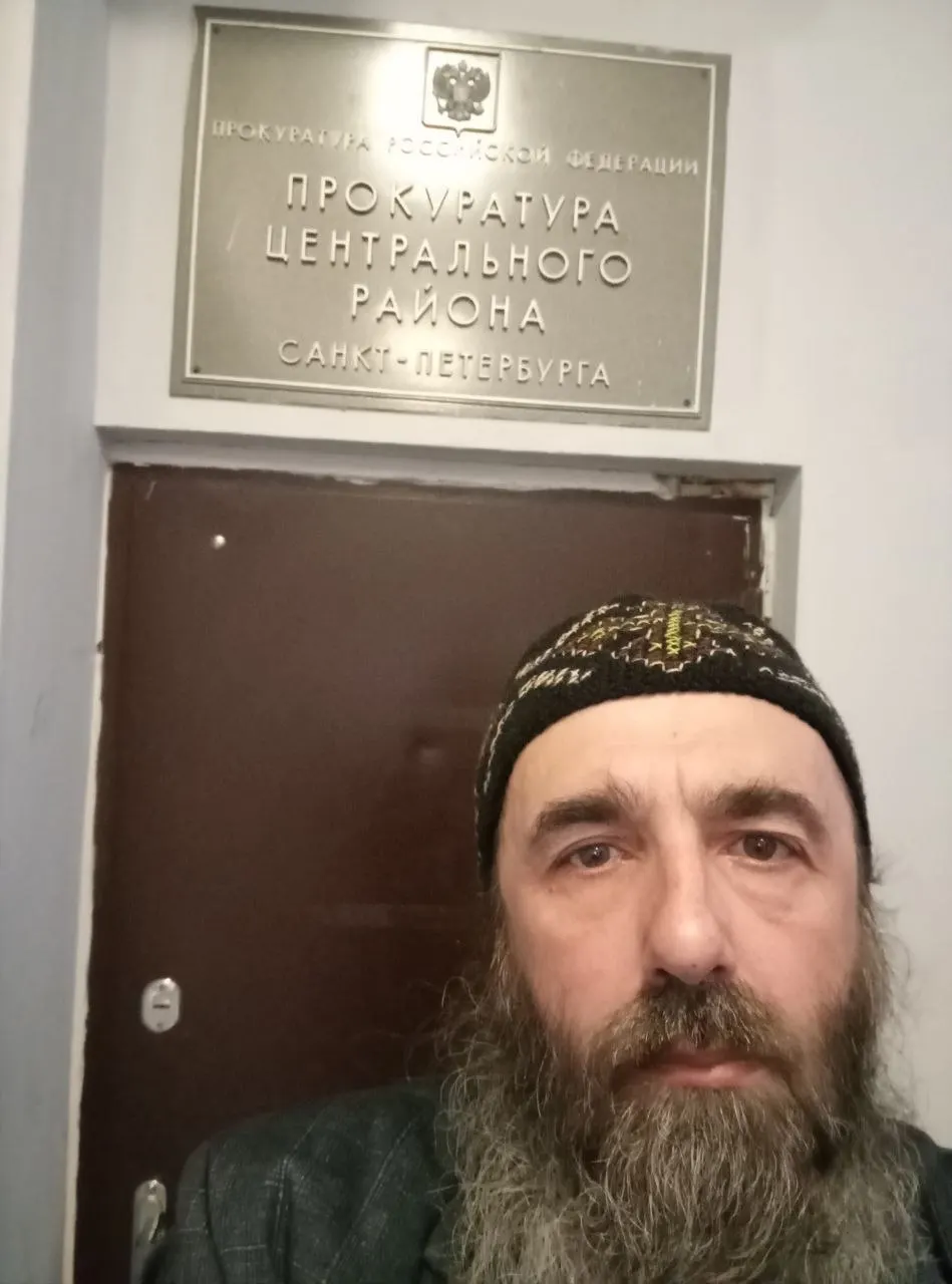 Прокуратура Центрального района Петербурга обвинила Михнова-Вайтенко в участии в деятельности «нежелательной» организации; дело передано в Смольнинский районный суд.
