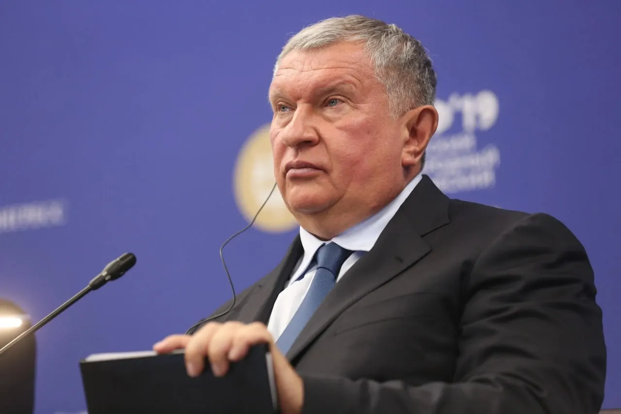 Глава нефтекомпании направил президенту пакет инициатив: временно приостановить обязательные биржевые продажи топлива, обязать переработку минимум 30% сырья в стране и пересмотреть методики расчёта нормативов для интегрированных компаний.