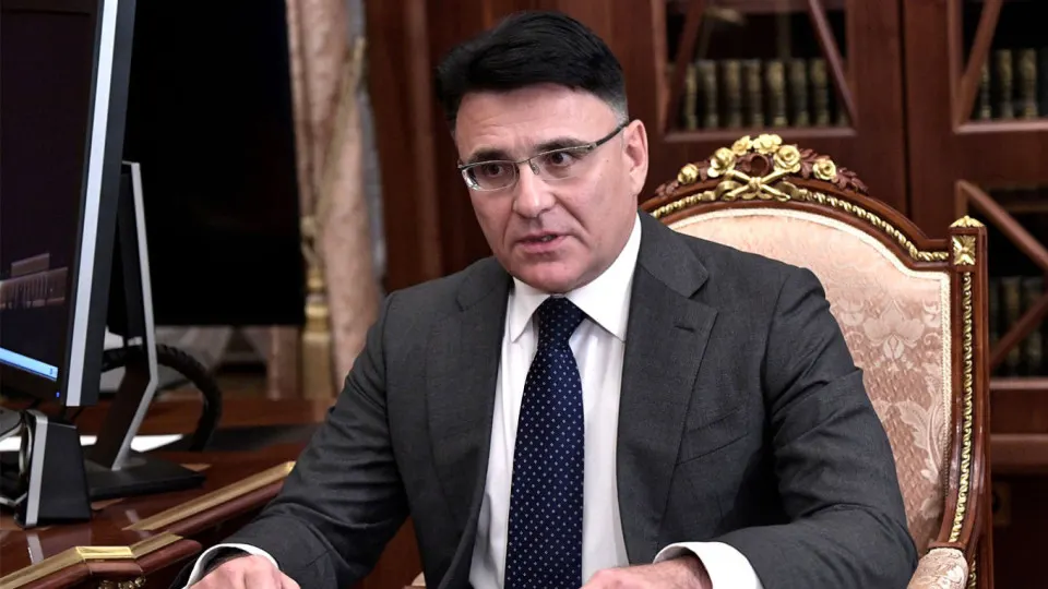 Руководство крупного медиахолдинга выступило за введение квот на иностранные фильмы в российском прокате, чтобы сократить демонстрацию «посредственных» картин и освободить экранное время для отечественного кино; вопрос обсуждается на уровне Минкультуры.