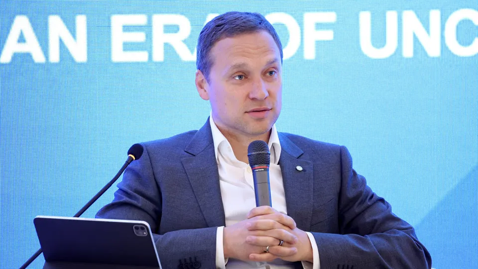 Топ‑менеджер банка предупреждает, что ужесточение налогового контроля и увеличение налоговой нагрузки стимулируют отток средств в кэш — наличность не возвращается в банковскую систему, а её оборот продолжает сокращаться.