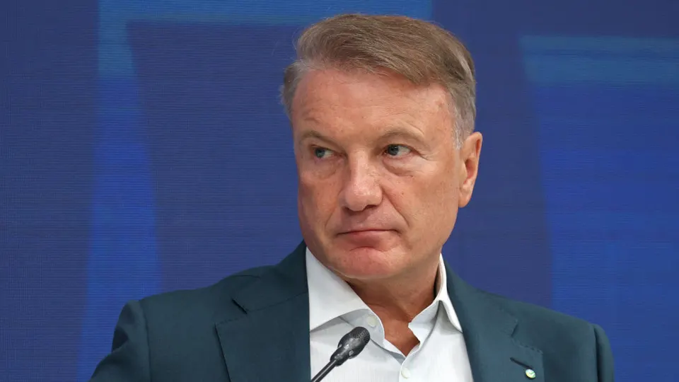 Глава крупнейшего банка страны заявил на годовом собрании, что большинство россиян больше всего обеспокоены завершением боевых действий. Опросы фиксируют рекордную долю сторонников прекращения войны, а руководитель банка предупредил о рисках для экономики при высоких ставках и призвал к их снижению.